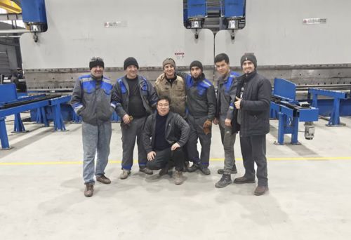के बारे में नवीनतम कंपनी समाचार Revolutionizing Sheet Metal Bending with the CNC Tandem Hydraulic Press Brake Model: 2-WE67K-650/6500