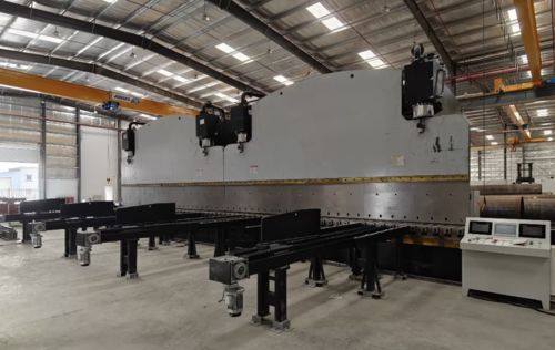 के बारे में नवीनतम कंपनी समाचार Introducing the 650Ton Tandem CNC Hydraulic Press Brake Machine for Light Pole and High Mast Production