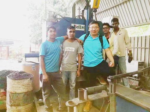 Latest company news about प्रकाश पोल मशीन स्थापना और कमीशन के दौरान मलेशिया के ग्राहक से उच्च प्रशंसा प्राप्त करना