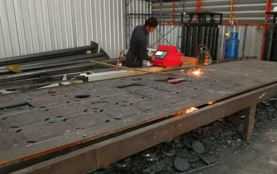 सीएनसी पोर्टेबल लौ काटना मशीन, लाइट पोल बेस प्लेट कट करने के लिए हल्के ध्रुव मशीन